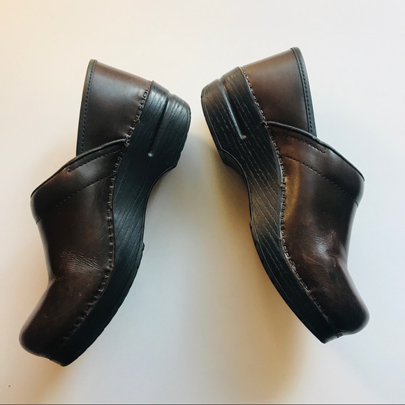 Dansko Women’s Brown Clogs GUC size 39 - Picture 2 of 8